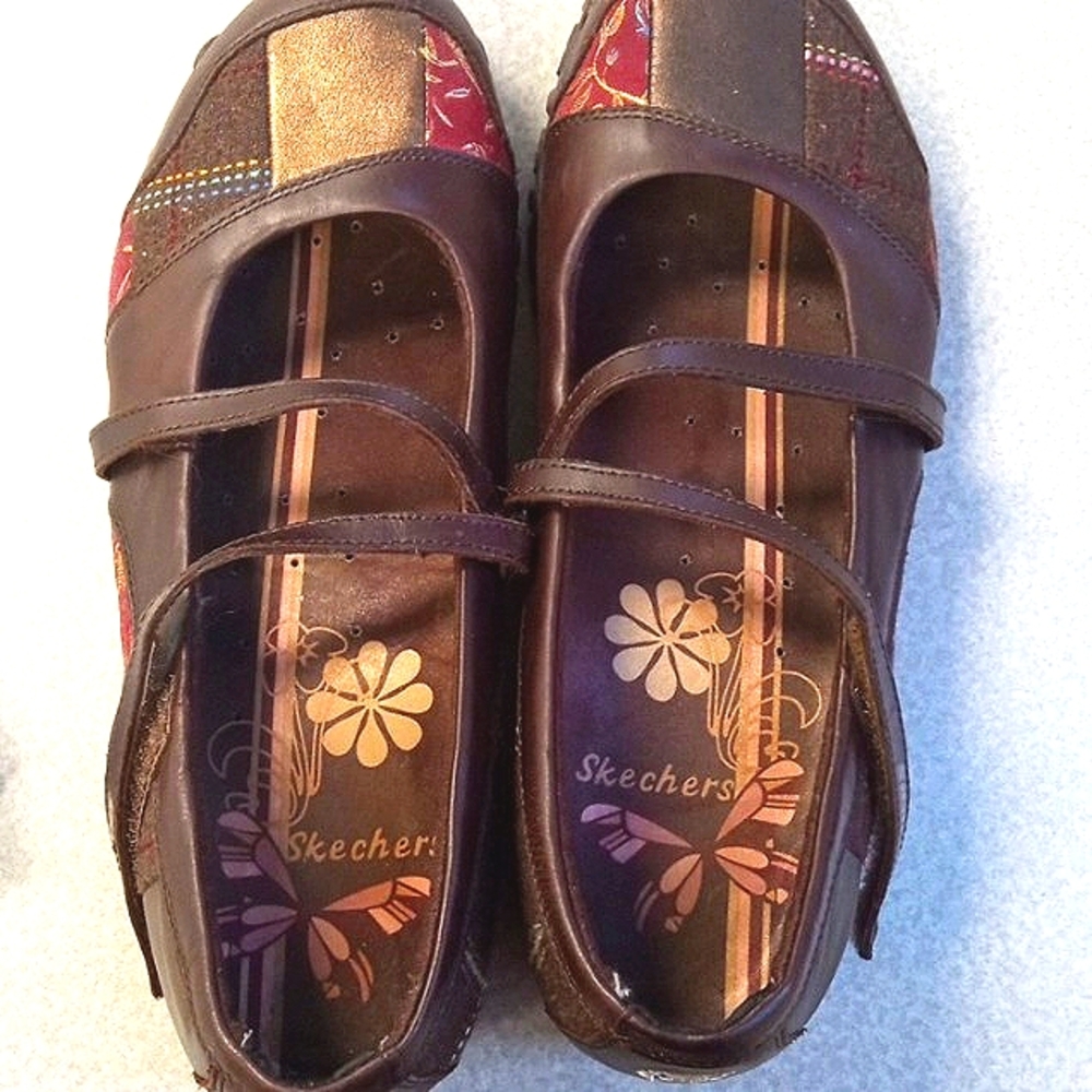 Sketchers flat shoes